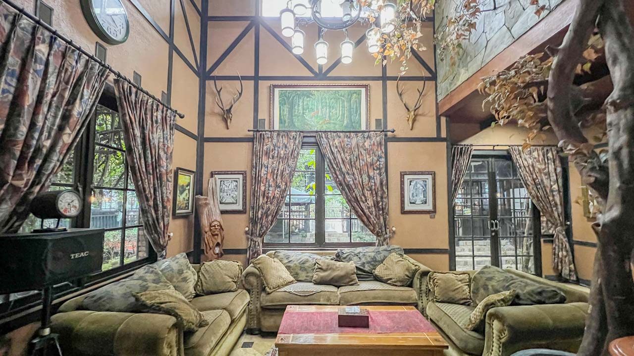 Tangga di Living Room - The Mansion House