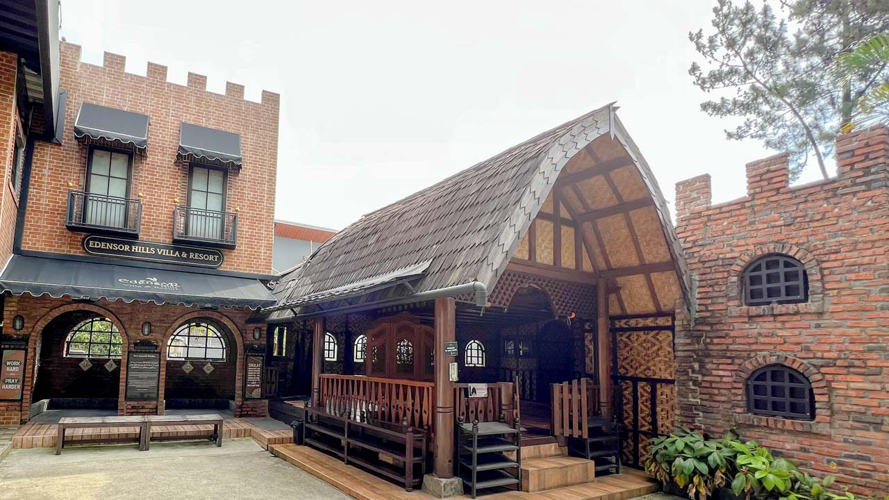 Tangga di Living Room - The Mansion House