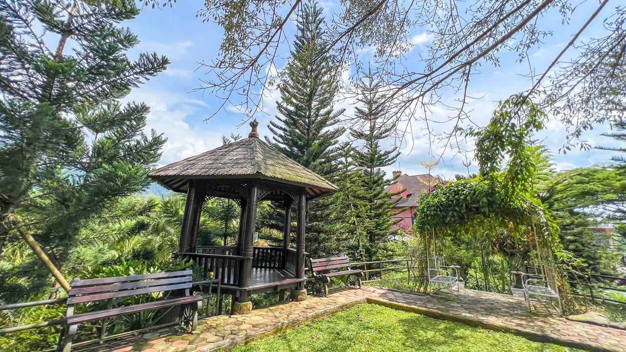 Tangga di Living Room - The Mansion House